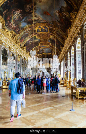 Viele Touristen besuchen die meisten gefeierten des Palace Zimmer Spiegelsaal im Schloss von Versailles in Frankreich Stockfoto