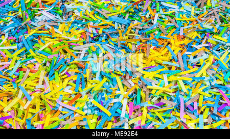 Helle farbe Textur aus geschredderten Papier. Original bunte papery Streifen als fröhliche Hintergrund. Idee der Feier oder Party. Stockfoto