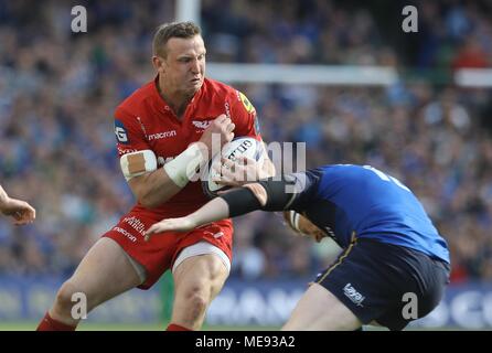 Die Leinster James Tracy packt Hadleigh Parkes von Scarlets während des Europäischen Champions Cup Halbfinale im Aviva Stadium, Dublin. Stockfoto