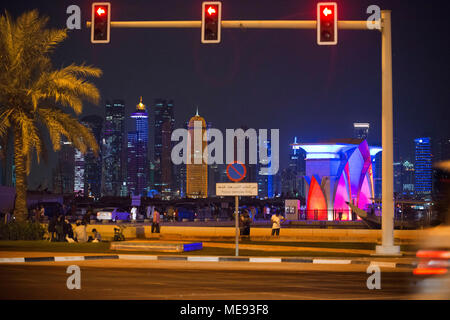 Skyline mit den Hochhäusern in der Finanzbereich von Doha, der Hauptstadt von Katar am Arabischen Golf Land Stockfoto