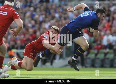 Die Leinster Robbie Henshaw und Gareth Davies von Scarlets während des Europäischen Champions Cup Halbfinale im Aviva Stadium, Dublin. Stockfoto