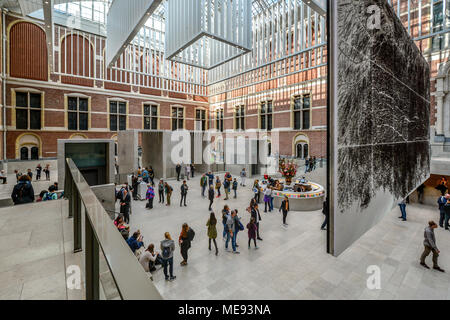 Besucher in der Lobby des berühmten Art Museum, das Rijksmuseum, im Museumsviertel von Amsterdam. Stockfoto