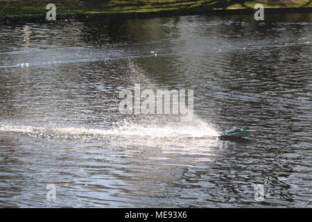 Eine Remote Control Speed Boot auf Needham See in Suffolk, Großbritannien Stockfoto