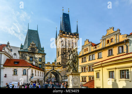 Touristen überqueren Sie die Karlsbrücke auf dem Weg der Könige, die zu den kleineren Turm auf dem Weg zur Prager Burg. Stockfoto