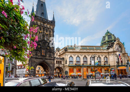 Der Pulverturm trennt die Altstadt von New Town in Prag, Tschechien, mit Lichtern, die an der Innenseite der Städtischen Haus, wie die Sonne untergeht in Prag Stockfoto