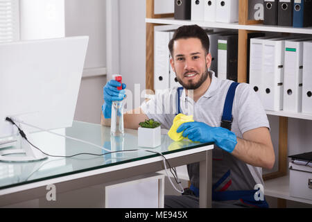 Portrait eines glücklichen Männlichen Hausmeister in Office Stockfoto