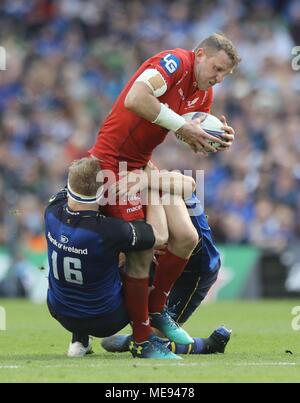 Die Leinster James Tracy packt Hadleigh Parkes von Scarlets während des Europäischen Champions Cup Halbfinale im Aviva Stadium, Dublin. Stockfoto