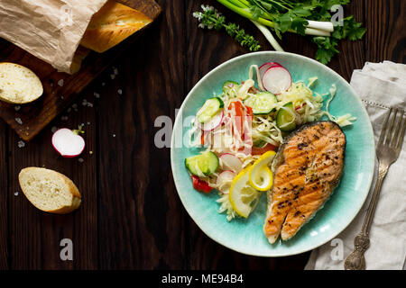 Gegrilltes Lachssteak und vegetarischen Salat Radieschen, Gurken, Salat Salat. Gesunde richtige Ernährung. Stockfoto