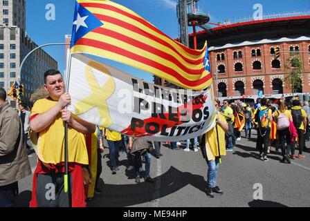 Katalanen nehmen Teil an der Llibertat Presos Politik März in Unterstützung des inhaftierten Politiker am Placa Espanya in Barcelona, Spanien am 15. April 2018. Stockfoto