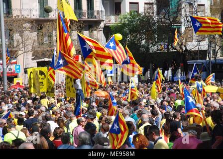 Katalanen nehmen Teil an der Llibertat Presos Politik März in Unterstützung des inhaftierten Politiker am Placa Espanya in Barcelona, Spanien am 15. April 2018. Stockfoto