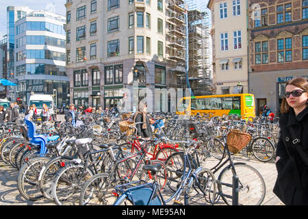 Kopenhagen, Dänemark - 13 April 2010: Hojbro Plads (Hojbro Square; Hohe Brücke Platz). Viele Fahrräder auf Hohe Brücke Platz im Zentrum der Stadt Stockfoto