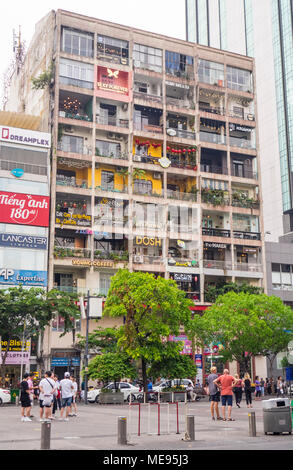 Cafe apartments Gebäude voller Cafés und Boutiquen auf Nguyen Hue Walking Street, Ho Chi Minh City, Vietnam. Stockfoto