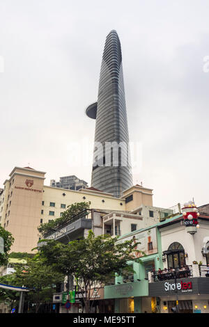 Die bitexco Financial Tower im Hintergrund von Nguyen Hue Walking Street, Ho Chi Minh City, Vietnam gesehen. Stockfoto