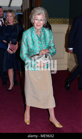 Prinzessin Alexandra kommt an der Royal Albert Hall in London eine hochkarätig besetzte Konzert 92. Geburtstag der Königin zu feiern. Stockfoto