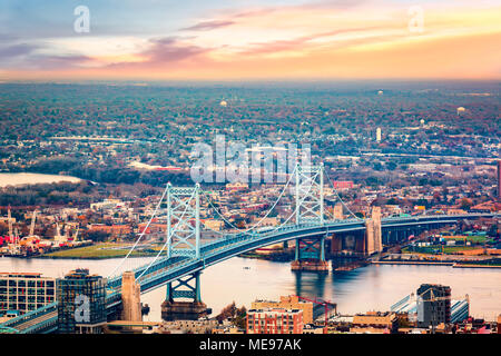 Luftaufnahme von Ben Franklin Brücke auf dem Delaware River, in Philadelphia. Stockfoto