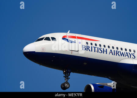 British Airways Airbus A320 Jet Flugzeug landet am Flughafen London Heathrow, UK, in blauem Himmel. BA A320 G-EUYC Stockfoto