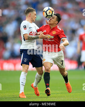 Tottenham Hotspur ist Kieran Trippier (links) und von Manchester United Alexis Sanchez Kampf um den Ball während der Emirates FA-Cup Halbfinale im Wembley Stadion, London. Stockfoto