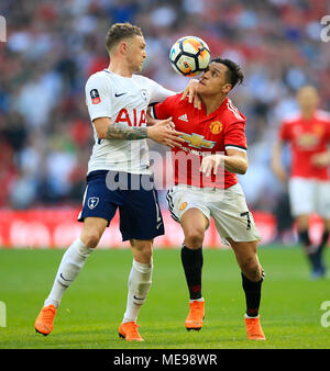 Tottenham Hotspur ist Kieran Trippier (links) und von Manchester United Alexis Sanchez Kampf um den Ball während der Emirates FA-Cup Halbfinale im Wembley Stadion, London. Stockfoto