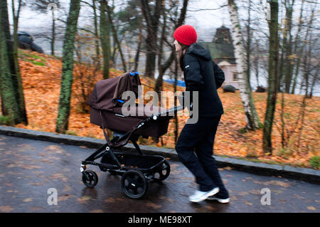 Frau tun in Töölönlahti Park, Central Helsinki, Finnland, Europa. Stockfoto