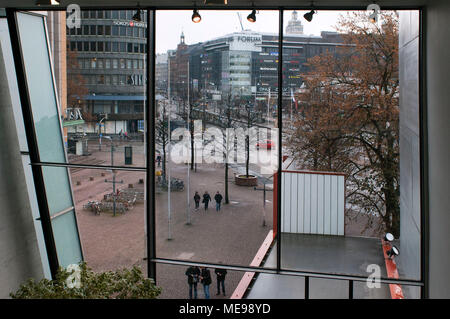 Sokos Hotel aus das Kiasma Museum für zeitgenössische Kunst in Helsinki, Finnland. Kiasma (erbaut 1993-1998) ist ein Museum für zeitgenössische Kunst befindet sich auf Mannerheim Stockfoto