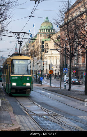 Straßenbahn Nummer 10 T vorbei. Der Marktplatz Kauppatori in Helsinki Finnland Europa Stockfoto