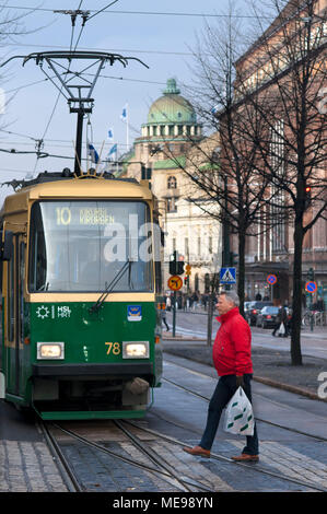 Straßenbahn Nummer 10 T vorbei. Der Marktplatz Kauppatori in Helsinki Finnland Europa Stockfoto