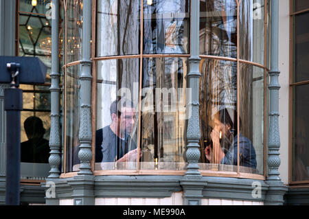 Im Kappeli Restaurant, Helsinki, Finnland. Ein paar Essen im Restaurant Havis Amanda, einer der angesehensten in Helsinki, Finnland Stockfoto