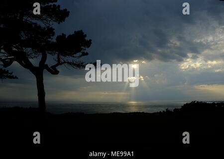 Sonnenuntergang mit Blick auf die Nadeln und über den Solent an der Südküste von der Isle of Wight, Großbritannien Stockfoto