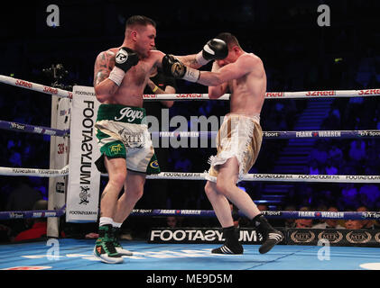 David Oliver Joyce (links) gegen Jordan Ellison während Ihrer internationalen Leichte bout an der SSE-Arena, Belfast. Stockfoto