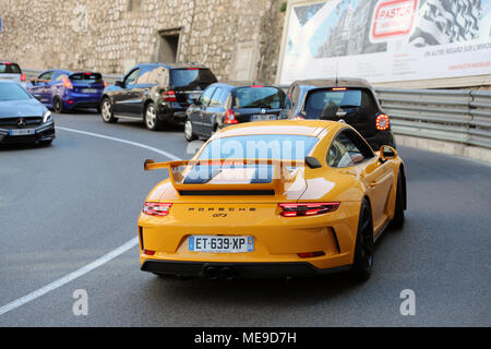 Monte Carlo, Monaco - 21. April 2018: Luxus gelben Porsche 911 GT3 (Rückseite) in den Straßen von Monaco an der Französischen Riviera Stockfoto