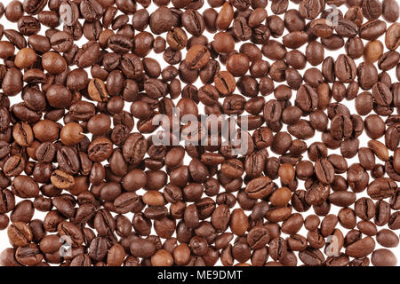 Kaffeebohnen isoliert auf weißem hautnah. Textur und Hintergrund. Stockfoto