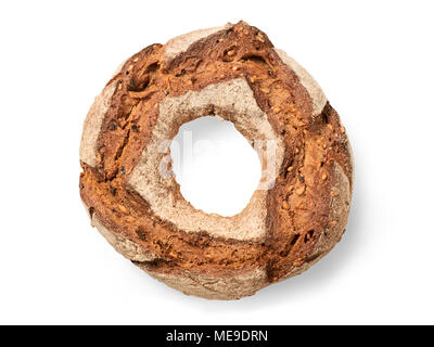 Runde frisch gebackene rustikales Roggenbrot. Auf weißen, Beschneidungspfade getrennt ausgewiesen Stockfoto