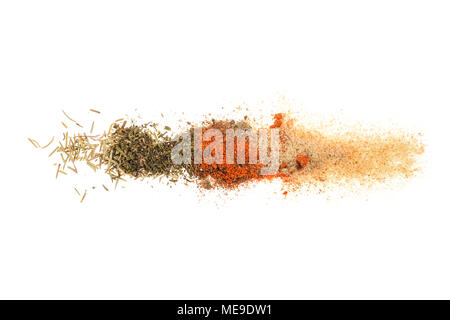 Verschiedene Gewürze Reihe auf Weiß. Ansicht von oben isoliert Stockfoto