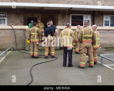 Eine Wohnung im Erdgeschoss Feuer an 'Knotts Wohnungen in Tynemouth an den Ufern des Flusses Tyne in North Tyneside, in der Nähe von Newcastle. Stockfoto