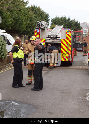 Eine Wohnung im Erdgeschoss Feuer an 'Knotts Wohnungen in Tynemouth an den Ufern des Flusses Tyne in North Tyneside, in der Nähe von Newcastle. Stockfoto