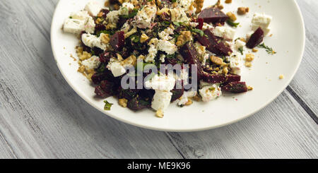 Rote-bete-Salat mit Hüttenkäse und Walnüsse. Europäische Küche. Ansicht von oben. Vegetarische Vorspeise. Einfache Beilage. Breite Foto. Organische Gericht. Stockfoto