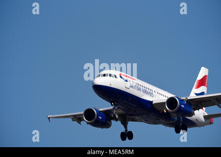 British Airways Airbus A319-Jet-Flugzeug, das am Flughafen London Heathrow, Großbritannien, in blauer Luft landet. A319-131 G-EUPY. Großer Copyspace Stockfoto