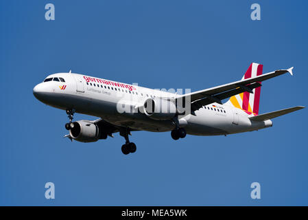 Germanwings Airbus A320 Jet Flugzeug landet am Flughafen London Heathrow, Großbritannien, in blauem Himmel. D-AIQL Lufthansa Group Stockfoto