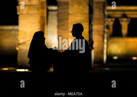 Silhouette eines liebenden Paar auf dem Hintergrund der Alten Ägyptischen Tempel Tempel von Debod Aussicht auf eine Nacht in Madrid Stockfoto