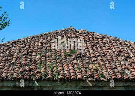 Sehr alten roten Fliesen auf alten Haus Dach in der Natur, in der Nähe Stockfoto