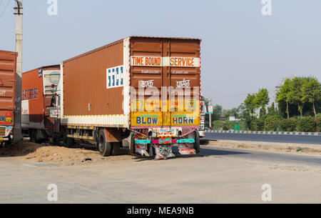 Blick auf das hintere Ende eines typischen großen Indischen Güterkraftverkehr Lkw durch die Seite der Straße geparkt in Rajasthan, Indien Stockfoto