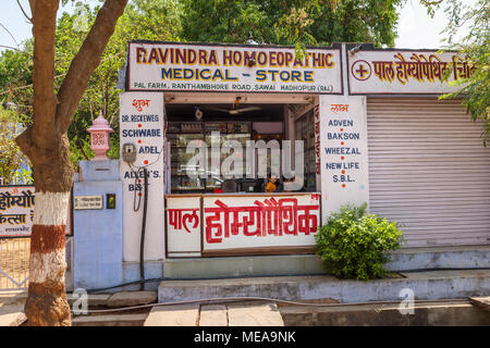 Apotheke am Straßenrand (homöopathische medizinische Store) in Sawai Madhopur, Rajasthan, Nordindien in der Nähe von Ranthambore Nationalpark Stockfoto