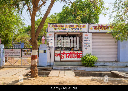 Apotheke am Straßenrand (homöopathische medizinische Store) in Sawai Madhopur, Rajasthan, Nordindien in der Nähe von Ranthambore Nationalpark Stockfoto