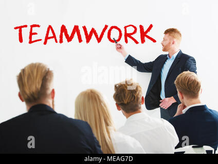 Unternehmer im Amt erklären, etwas über Teamarbeit an einem Training treffen Stockfoto