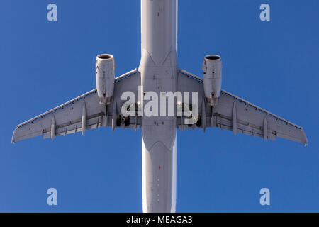 Nahaufnahme, Ansicht von unten großes Verkehrsflugzeug. Blue Clear Sky für den Hintergrund. Stockfoto
