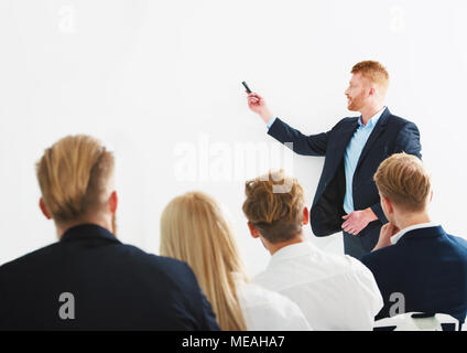 Unternehmer im Amt erklären, etwas zu einem Training treffen Stockfoto