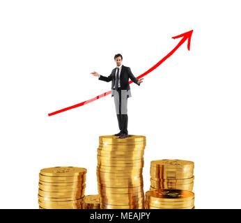 Unternehmer zieht steigende Pfeil der Firma Statistiken über einen Haufen Geld Stockfoto