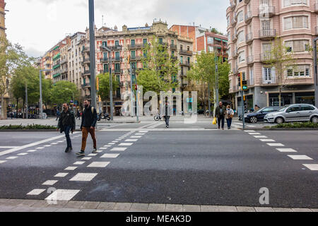 Ein Fußgängerüberweg über die Avinguda del Paral·lel in Barcelona, Spanien. Stockfoto