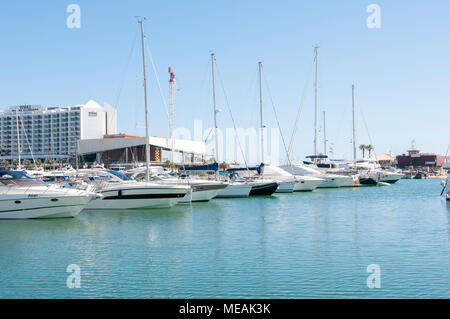 Yachten und kajütboote an der Marina, Vilamoura, Algarve, Portugal. Stockfoto