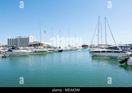 Yachten und kajütboote an der Marina, Vilamoura, Algarve, Portugal. Stockfoto